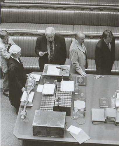 Иллюстрация к книге — Повседневная жизнь британского парламента [i_023.jpg]