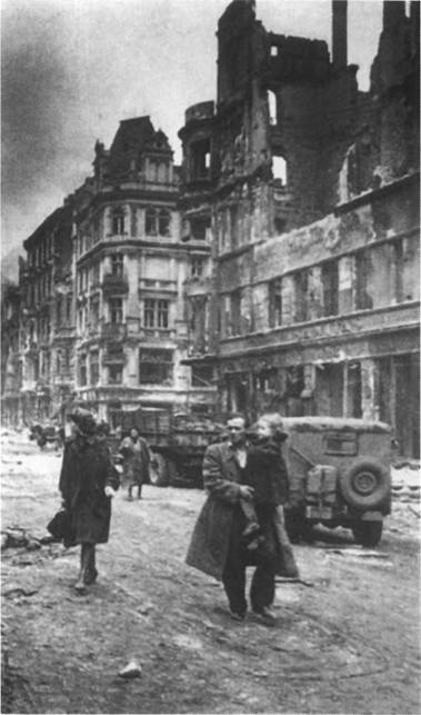 Иллюстрация к книге — Повседневная жизнь Берлина при Гитлере [i_053.jpg]