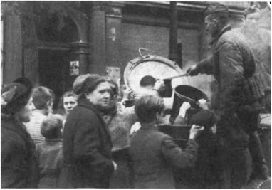 Иллюстрация к книге — Повседневная жизнь Берлина при Гитлере [i_060.jpg]