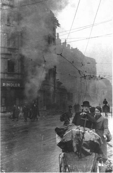 Иллюстрация к книге — Повседневная жизнь Берлина при Гитлере [i_064.jpg]