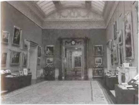 Иллюстрация к книге — Повседневная жизнь Букингемского дворца при Елизавете II [i_012.jpg]