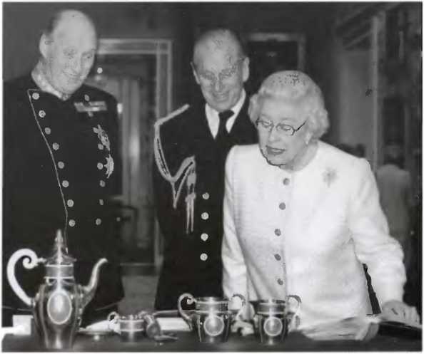 Иллюстрация к книге — Повседневная жизнь Букингемского дворца при Елизавете II [i_015.jpg]