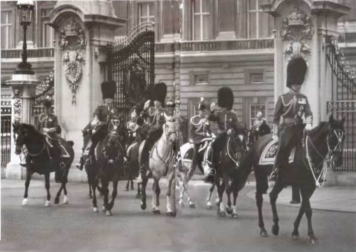Иллюстрация к книге — Повседневная жизнь Букингемского дворца при Елизавете II [i_017.jpg]