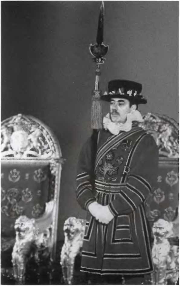 Иллюстрация к книге — Повседневная жизнь Букингемского дворца при Елизавете II [i_020.jpg]