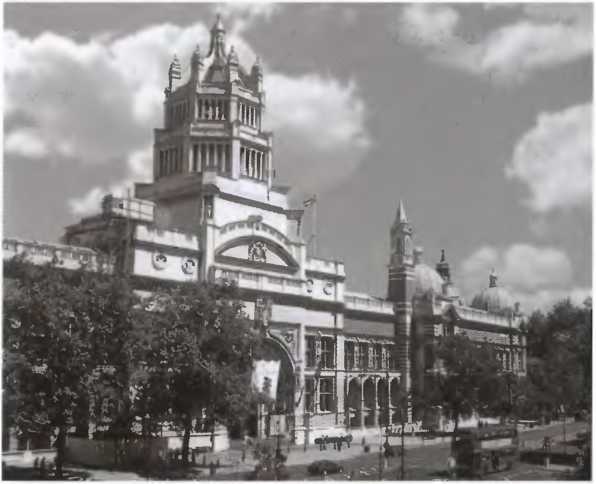 Иллюстрация к книге — Повседневная жизнь Букингемского дворца при Елизавете II [i_027.jpg]