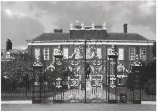 Иллюстрация к книге — Повседневная жизнь Букингемского дворца при Елизавете II [i_033.jpg]