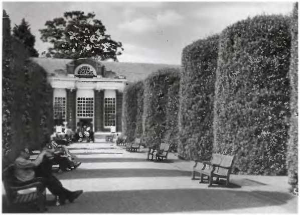 Иллюстрация к книге — Повседневная жизнь Букингемского дворца при Елизавете II [i_035.jpg]