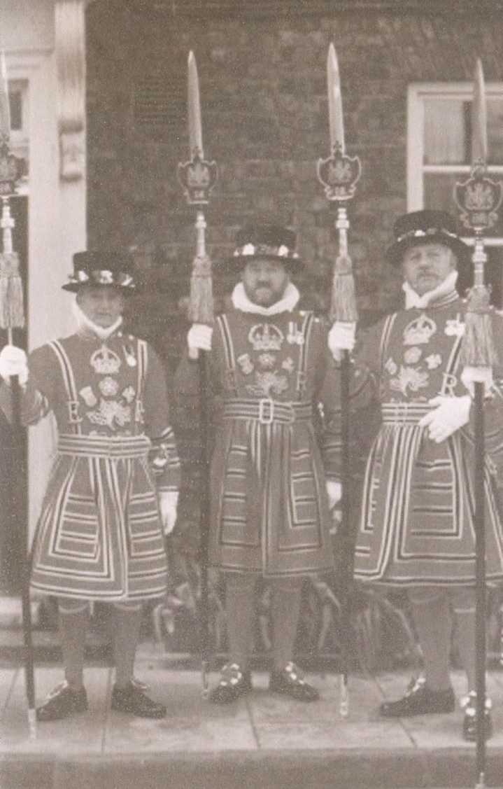 Иллюстрация к книге — Повседневная жизнь Букингемского дворца при Елизавете II [i_054.jpg]