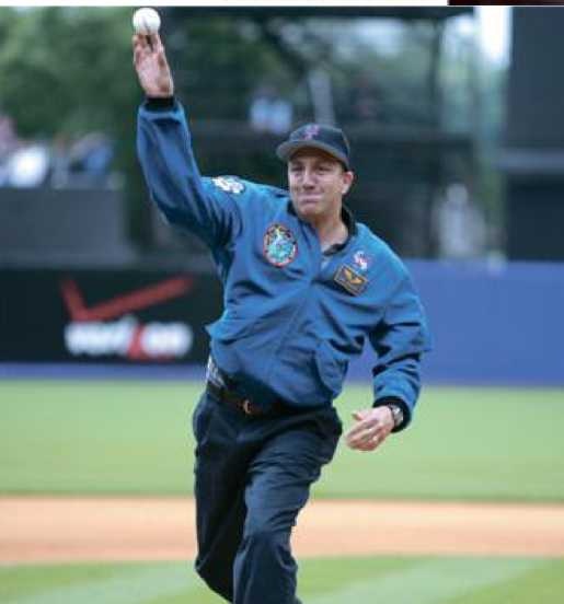 Иллюстрация к книге — Астронавт. Необычайное путешествие в поисках тайн Вселенной [i_022.jpg]