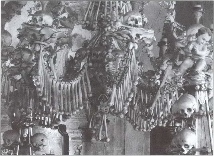 Иллюстрация к книге — Символ "мертвая голова" [i_011.jpg]