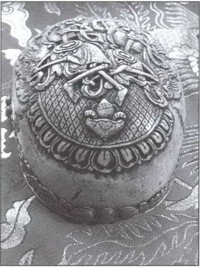 Иллюстрация к книге — Символ &quot;мертвая голова&quot; [i_020.jpg]