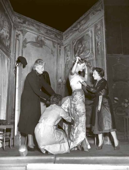 Иллюстрация к книге — Тайны парижских манекенщиц [i_012.jpg]