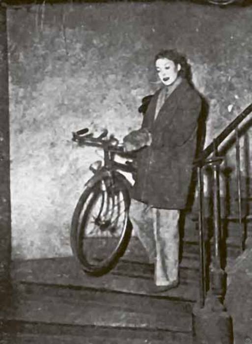 Иллюстрация к книге — Тайны парижских манекенщиц [i_022.jpg]