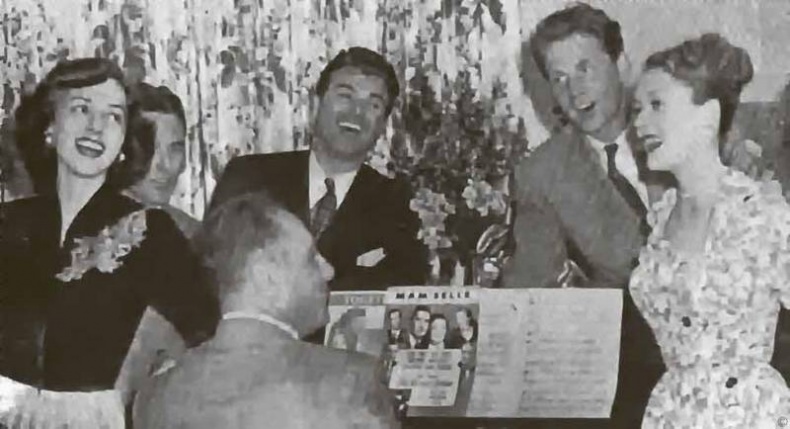 Иллюстрация к книге — Тайны парижских манекенщиц [i_047.jpg]