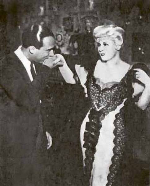 Иллюстрация к книге — Тайны парижских манекенщиц [i_075.jpg]