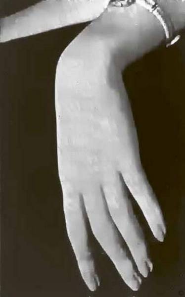 Иллюстрация к книге — Тайны парижских манекенщиц [i_077.jpg]