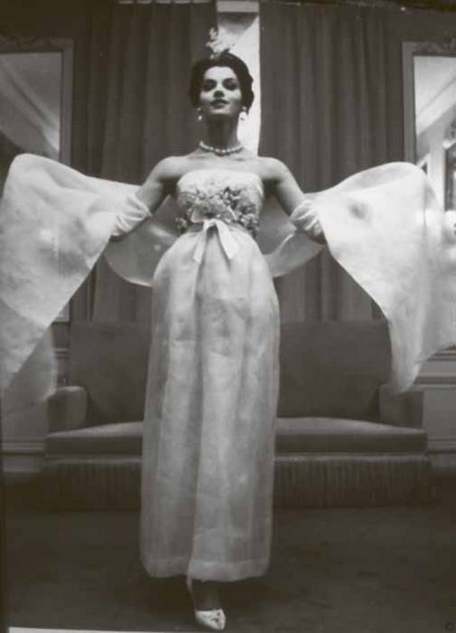 Иллюстрация к книге — Тайны парижских манекенщиц [i_103.jpg]