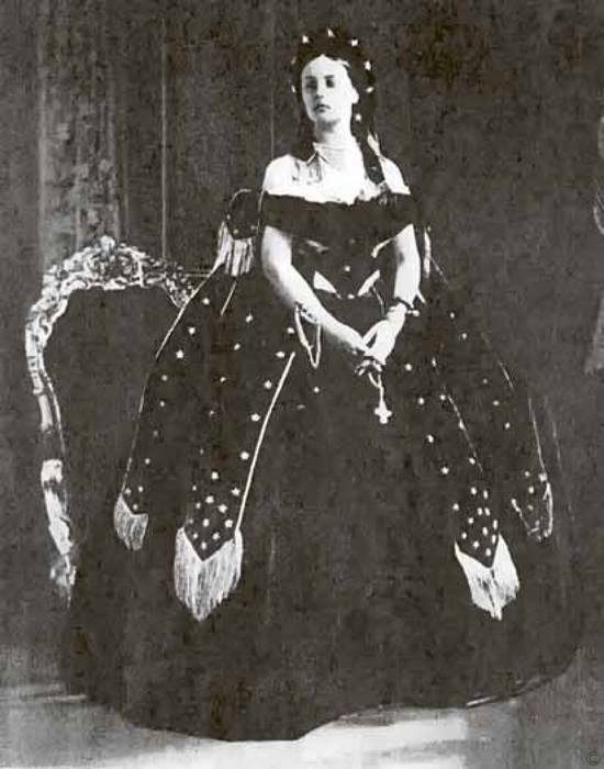 Иллюстрация к книге — Тайны парижских манекенщиц [i_109.jpg]