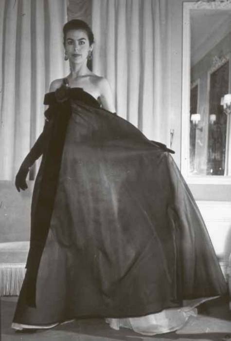 Иллюстрация к книге — Тайны парижских манекенщиц [i_123.jpg]