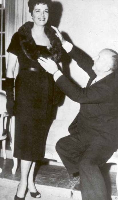 Иллюстрация к книге — Тайны парижских манекенщиц [i_129.jpg]