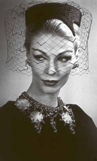 Иллюстрация к книге — Тайны парижских манекенщиц [i_143.jpg]