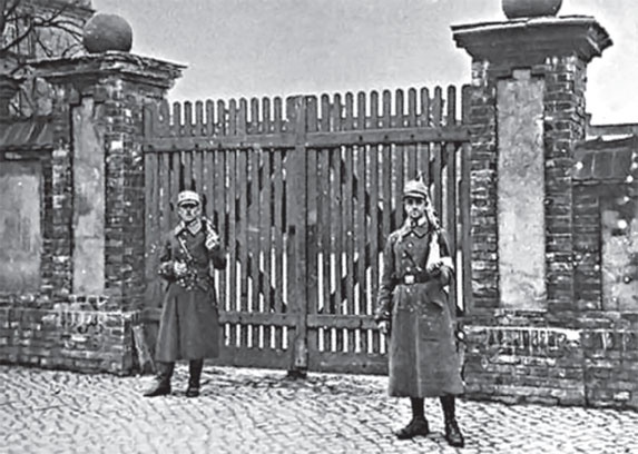 Иллюстрация к книге — Кровавый век [_165.jpg]