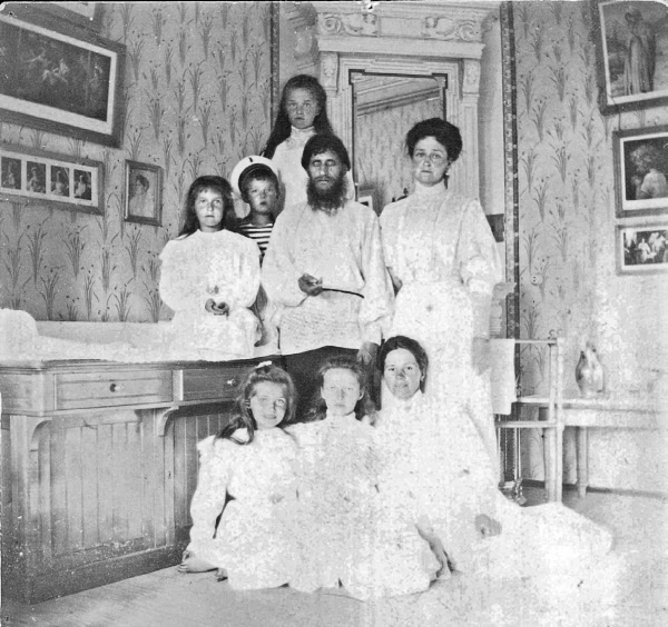 Иллюстрация к книге — Рок семьи Романовых. &quot;Мы не хотим и не можем бежать...&quot; [i_030.jpg]