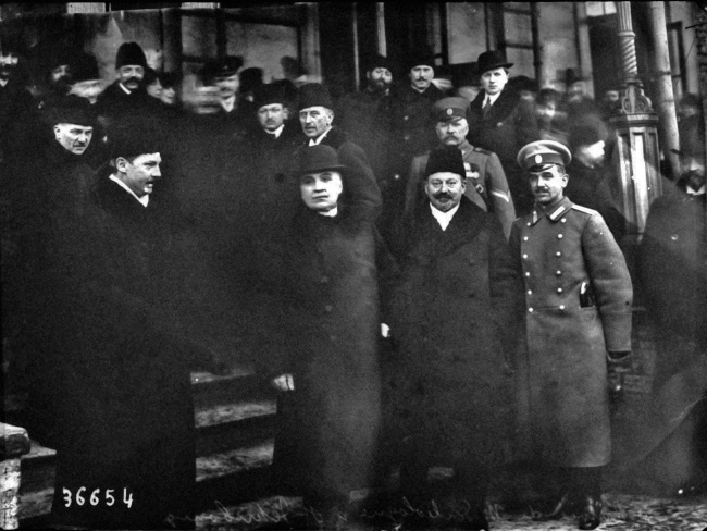 Иллюстрация к книге — Рок семьи Романовых. &quot;Мы не хотим и не можем бежать...&quot; [i_032.jpg]