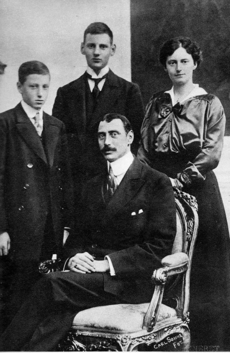 Иллюстрация к книге — Рок семьи Романовых. &quot;Мы не хотим и не можем бежать...&quot; [i_036.jpg]