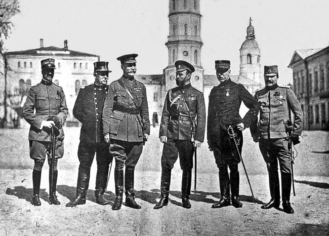 Иллюстрация к книге — Рок семьи Романовых. &quot;Мы не хотим и не можем бежать...&quot; [i_038.jpg]