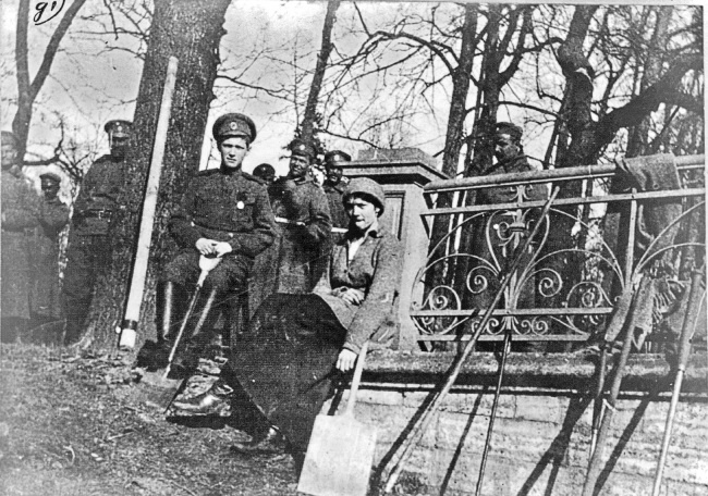 Иллюстрация к книге — Рок семьи Романовых. &quot;Мы не хотим и не можем бежать...&quot; [i_043.jpg]