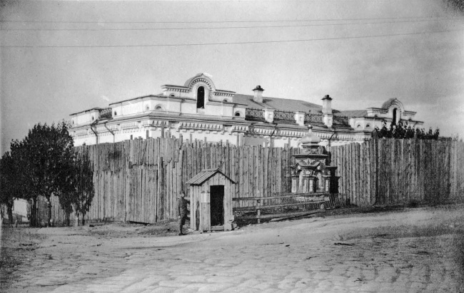 Иллюстрация к книге — Рок семьи Романовых. &quot;Мы не хотим и не можем бежать...&quot; [i_078.jpg]