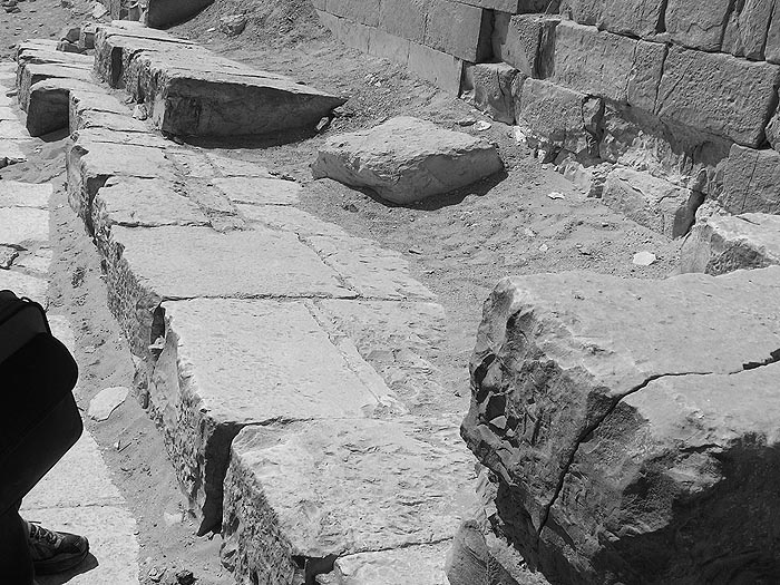 Иллюстрация к книге — Пирамиды. Загадки строительства и назначение [any2fbimgloader43.jpg]