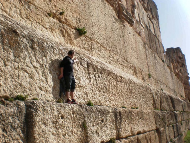 Иллюстрация к книге — Обитаемый остров Земля [i_042.jpg]