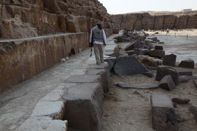 Иллюстрация к книге — Обитаемый остров Земля [i_142.jpg]