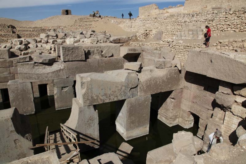 Иллюстрация к книге — Обитаемый остров Земля [i_248.jpg]