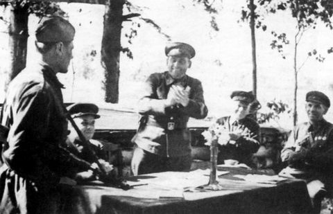 Иллюстрация к книге — Неизвестные солдаты. Сражения на внешнем фронте блокады Ленинграда [i_002.jpg]