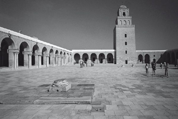 Иллюстрация к книге — История ислама. Исламская цивилизация от рождения до наших дней [i_076.jpg]