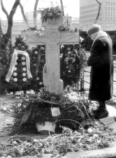 Иллюстрация к книге — Жертвы Черного Октября. 1993 [i_086.jpg]