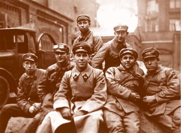 Иллюстрация к книге — Внутренние войска. История в лицах [i_100.jpg]