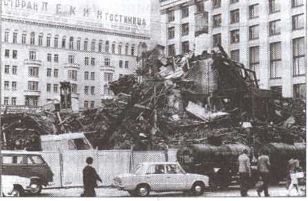 Иллюстрация к книге — Легенды московского застолья. Заметки о вкусной, не очень вкусной, здоровой и не совсем здоровой, но все равно удивительно интересной жизни [i_033.jpg]