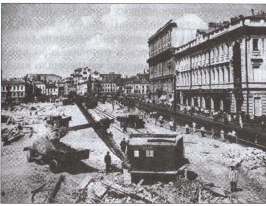 Иллюстрация к книге — Легенды московского застолья. Заметки о вкусной, не очень вкусной, здоровой и не совсем здоровой, но все равно удивительно интересной жизни [i_036.jpg]