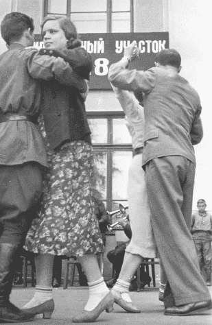 Иллюстрация к книге — Повседневная жизнь Москвы в Сталинскую эпоху. 1930-1940 года [i_045.jpg]