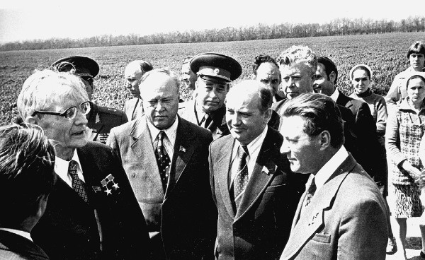 Иллюстрация к книге — Горбачев. Его жизнь и время [i_024.jpg]