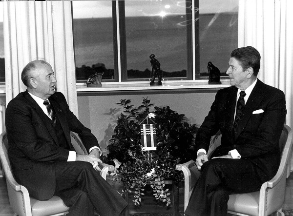 Иллюстрация к книге — Горбачев. Его жизнь и время [i_035.jpg]