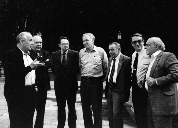 Иллюстрация к книге — Горбачев. Его жизнь и время [i_037.jpg]