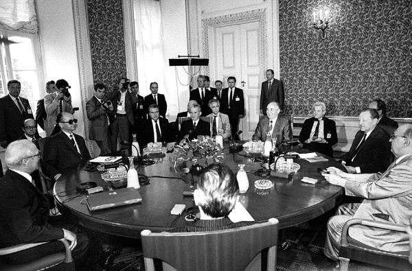 Иллюстрация к книге — Горбачев. Его жизнь и время [i_038.jpg]