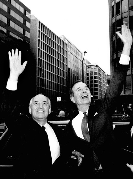 Иллюстрация к книге — Горбачев. Его жизнь и время [i_043.jpg]