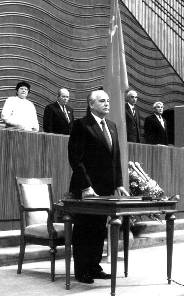 Иллюстрация к книге — Горбачев. Его жизнь и время [i_046.jpg]