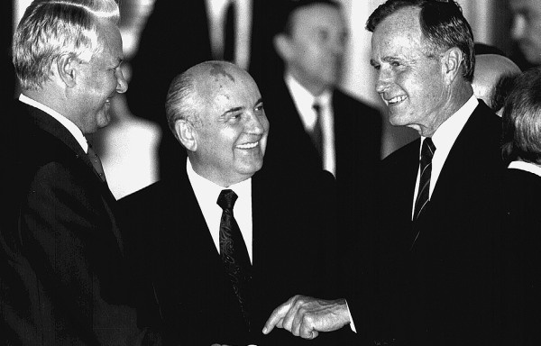 Иллюстрация к книге — Горбачев. Его жизнь и время [i_052.jpg]